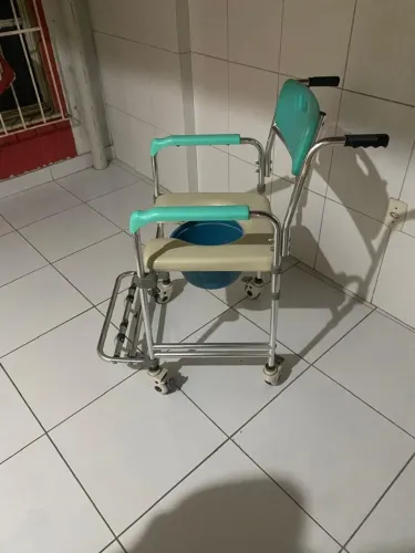 Cadeira de banho higiênica com rodas em alumínio!