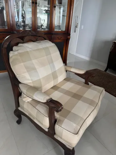Vendo 1 poltrona madeira com almofadas da Sierra sem marcas de uso R$10.000