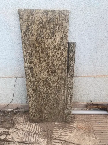 Pedra de mármore de 0,48x1,34 com frontão de 0,10