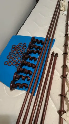 Conjunto de cortinas com varões, para qtos e banheiros e/ ou onde preferir. 