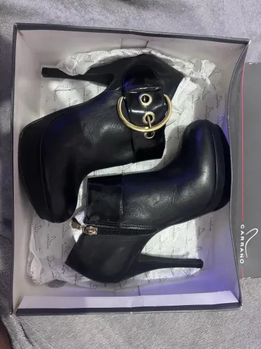 Vendo bota da Carrano