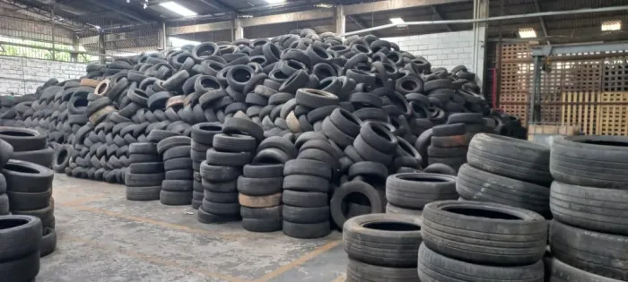 Empresa de reciclagem de pneus inservíveis - porteira fechada