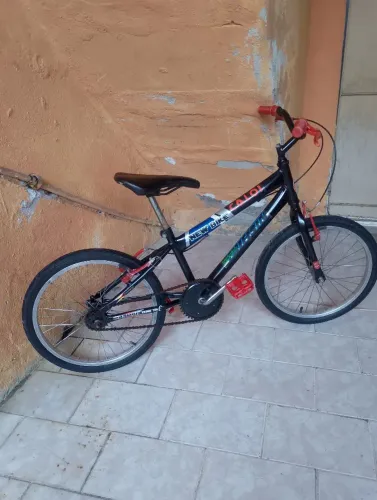 Bicicleta infantil aro 20 praticamente nova impecável Caloi