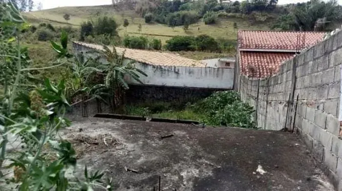 Ótimo Terreno com Alicerce Pronto