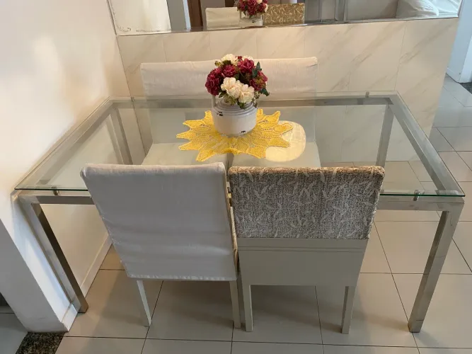 Mesa de Jantar em Inox com Tampo de Vidro - Excelente Estado