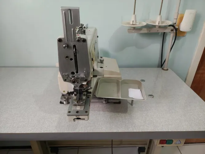 Vendo máquina caseadeira e máquina de pregar botões 2 e 4 furos. Em excelente estado.