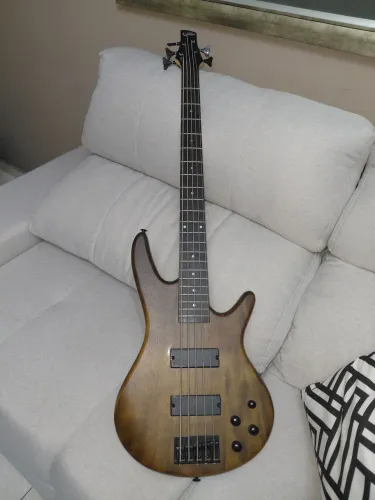 Ibanez GIO Soundgear 5 cordas