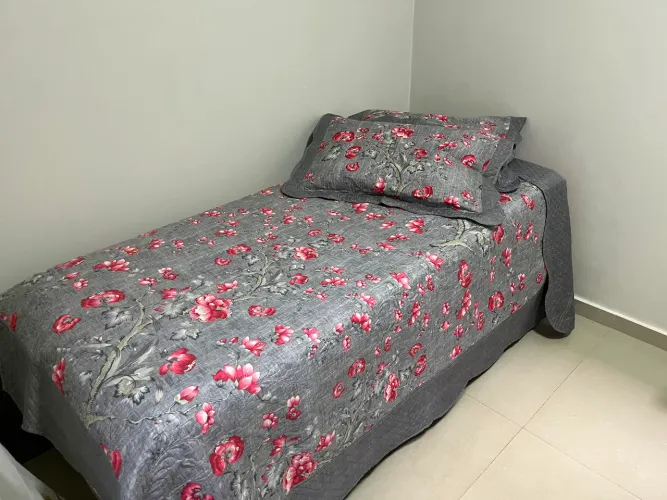 Lindas colchas metalassadas  casal - 2,20m X 2,50m com 2 porta-travesseiros , semi novos.
