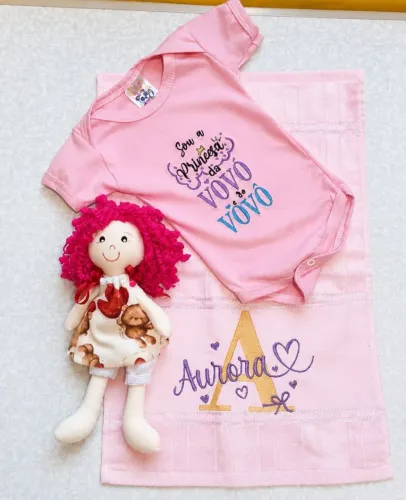 Kit Presente Bebê Personalizado - Body Bordado + Toalha Dohler + Boneca