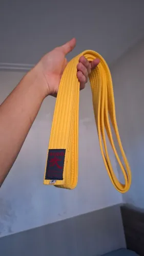 Faixa amarela de Karatê
