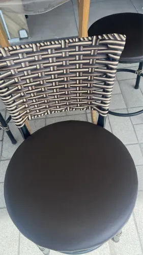 Mesas com 3 banquetas