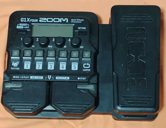 Pedaleira Zoom G1X Four