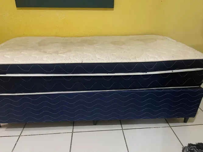 Vendo uma cama solteirão, colchão apenas com uma marca de uso, mas não interfere em nada