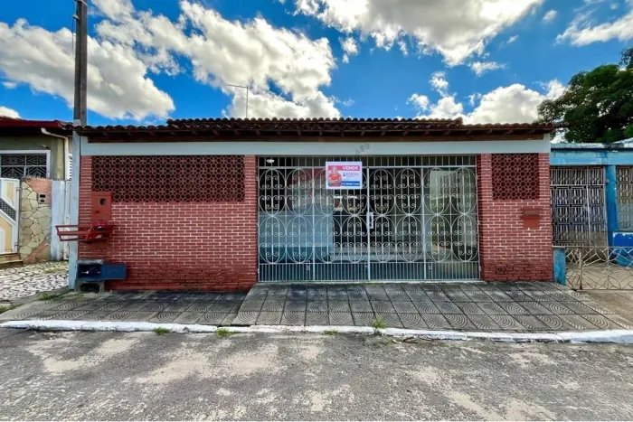 CASA NA RUA MURILO CAVALCANTE -3/4 LATERAIS LIVRES -FINANCIAVEL