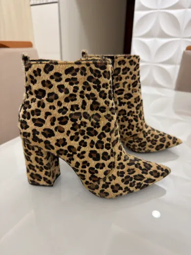 Bota Animal Print Cecconello Onça Feminina Salto Bloco Bico Fino
