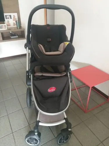 Carrinho de bebe com bebe conforto