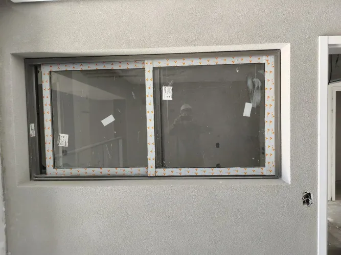 Janela alumínio nova no plástico linha Gold 1.90 x 95 cinza.