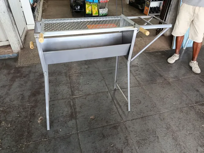 Churrasqueira dobrável nova galvanizada para espetinho/espeto