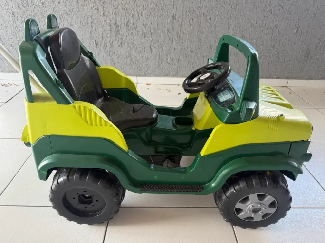 Carrinho de passeio jeep infantil com pedal e empurrador cor verde