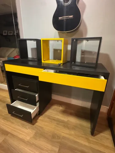 Mesa MDF com Gaveteiro e 3 Nichos
