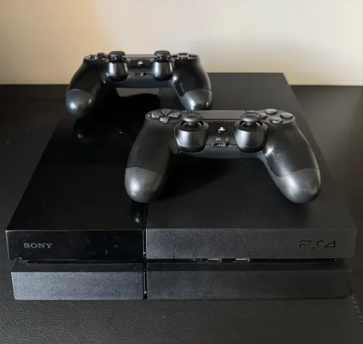 Sony Playstation 4 500gb / 2 Controles / 18 Jogos