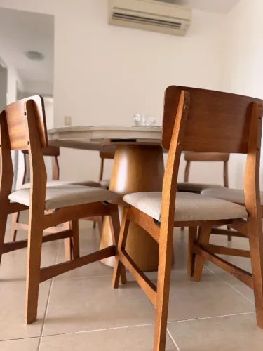 Mesa de jantar redonda com 6 cadeiras