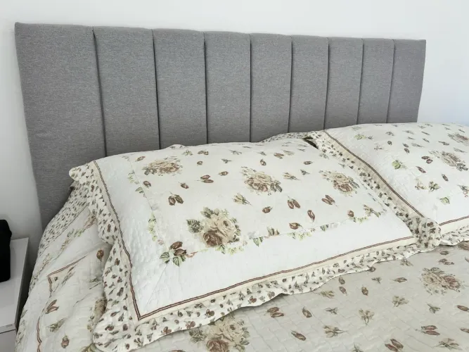 Cabeceira estofada de linho cinza para cama Queen