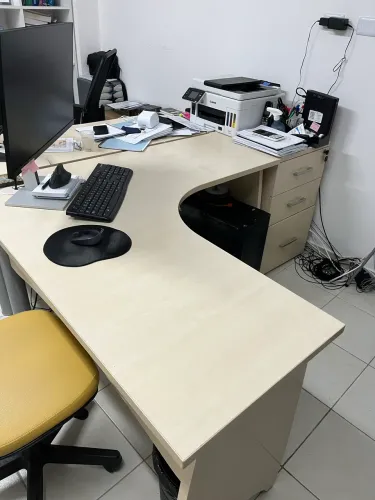 Mesa de escritório com gaveteiro