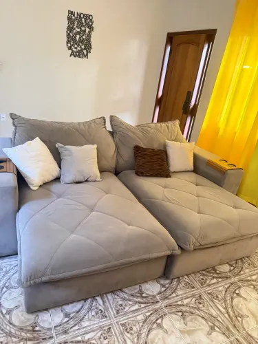 Sofá retrátil 3 lugares confortável e cor neutra