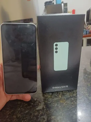 Vende-se um celular seminovo na caixa e acompanha o carregador