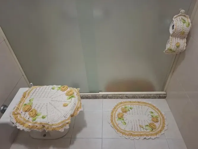 Jogo de Banheiro em Crochê na cor Crú com detalhes Floridos em Amarelo - EM BANGU, RJ