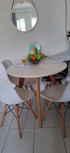 conjunto de mesa eiffel com 4 cadeiras