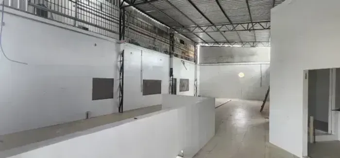 GALPÃO COM 800M2 DE ÁREA TOTAL NA COSME FERREIRA/TIRADENTES