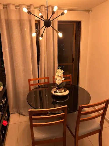 Mesa de jantar com tampo de vidro