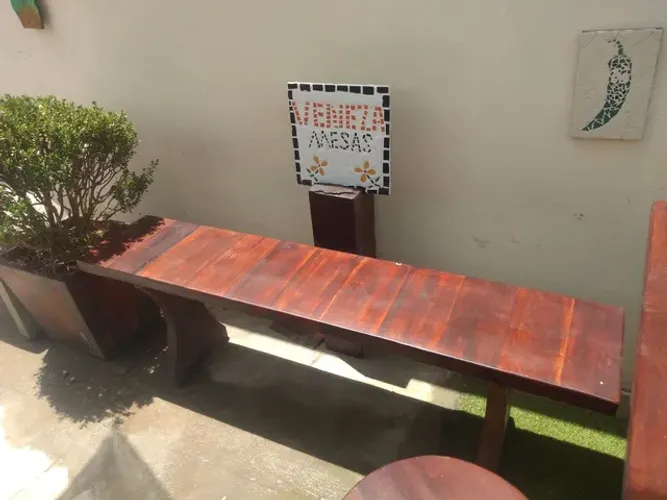 Bancos em concreto padrão madeira e pintados
