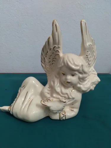 Anjo de porcelana com detalhes em dourado