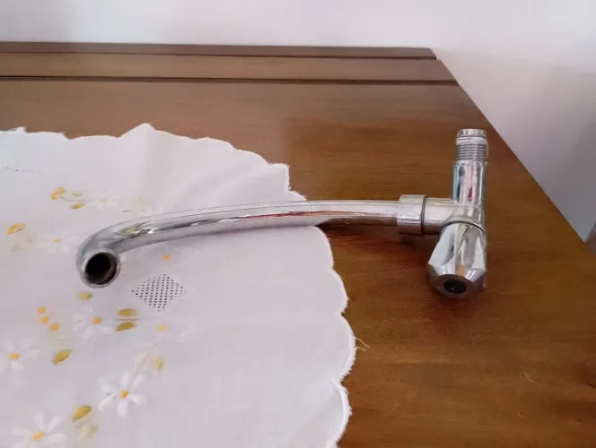 Torneira de Cozinha Cromada, em excelente estado e qualidade