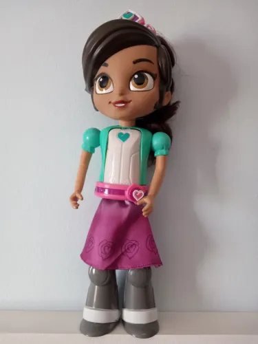 Boneca princesa Nella da série Super Hero Girls