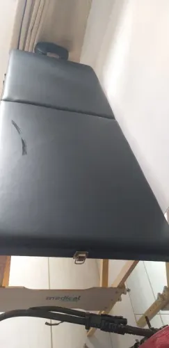 Mesa de massagem profissional dobrável(vira uma mala, quando fechada)