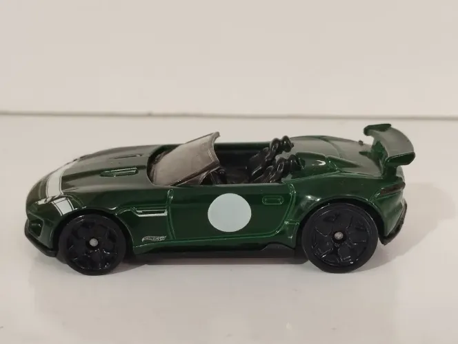 Hot Wheels Jaguar F-Type Project 7 - Miniatura