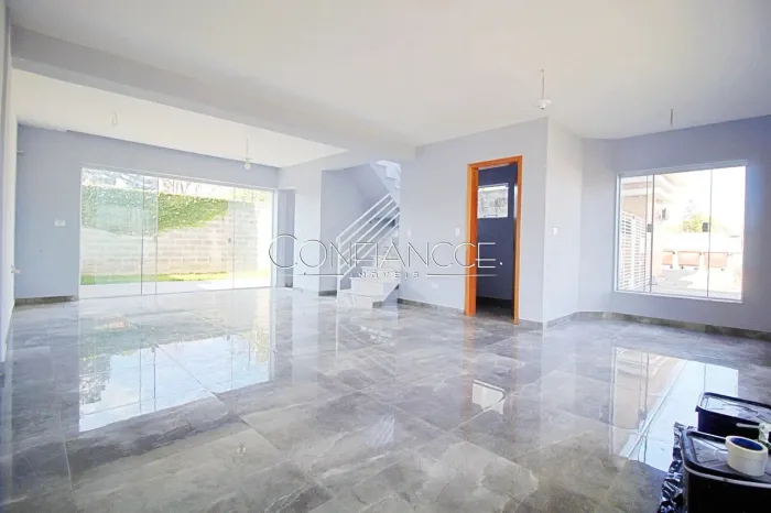 Casa com 3 quartos para alugar em Umbará, Curitiba - PR | Confiancce Imóveis