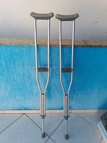 Par de muletas de alumínio