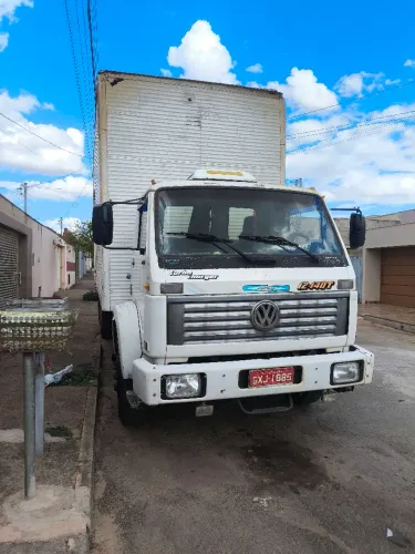Troco vw 12140 em caminhão guincho, ou troco o baú em prancha