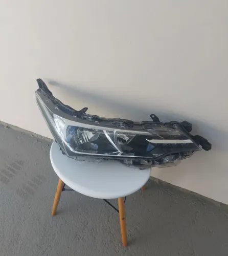 Farol direito Toyota Corolla LED original 2017 2018 2019 2020
