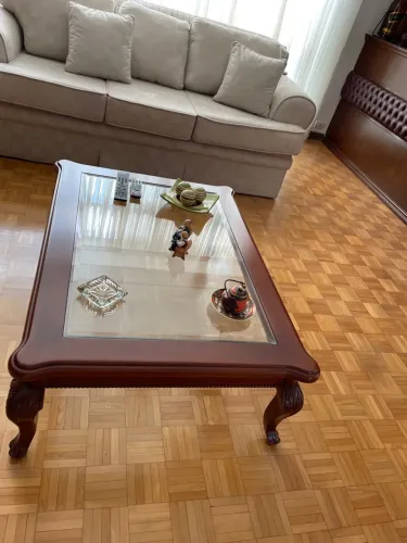 Mesa de centro maciça com entalhes 