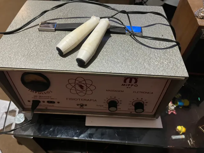 aparelho de eletroestimulação para fisioterapia e massagem eletrônica, da marca MIPPO