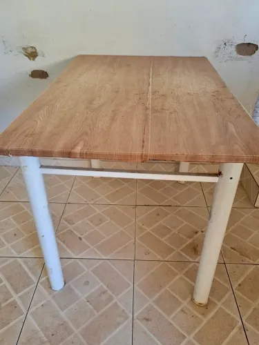 Mesa de mármore com estrutura de metal