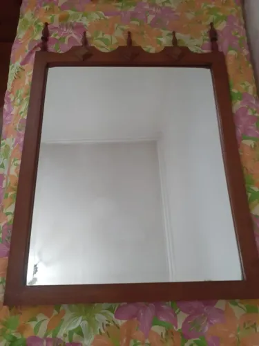 Espelho Bisotado com moldura em estilo colonial.