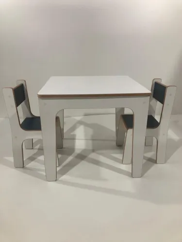 Mesa Infantil de MDF com Duas cadeiras - Kit montado  