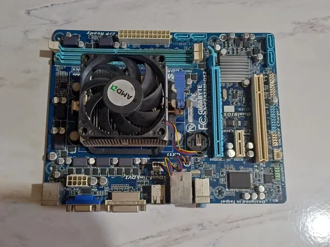 Kit Placa-Mãe Gigabyte GA-F2A55M-DS2
